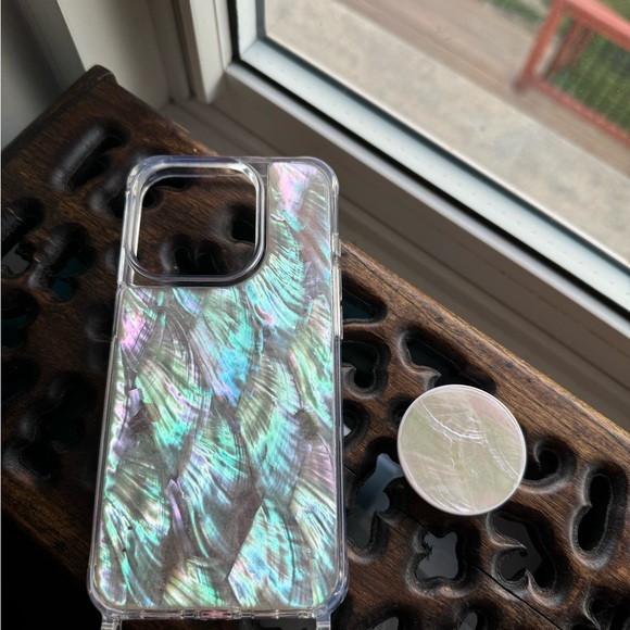 iPhone 15 pro mother of pearl case with pop socket (no chain) brand new - Picture 3 of 4